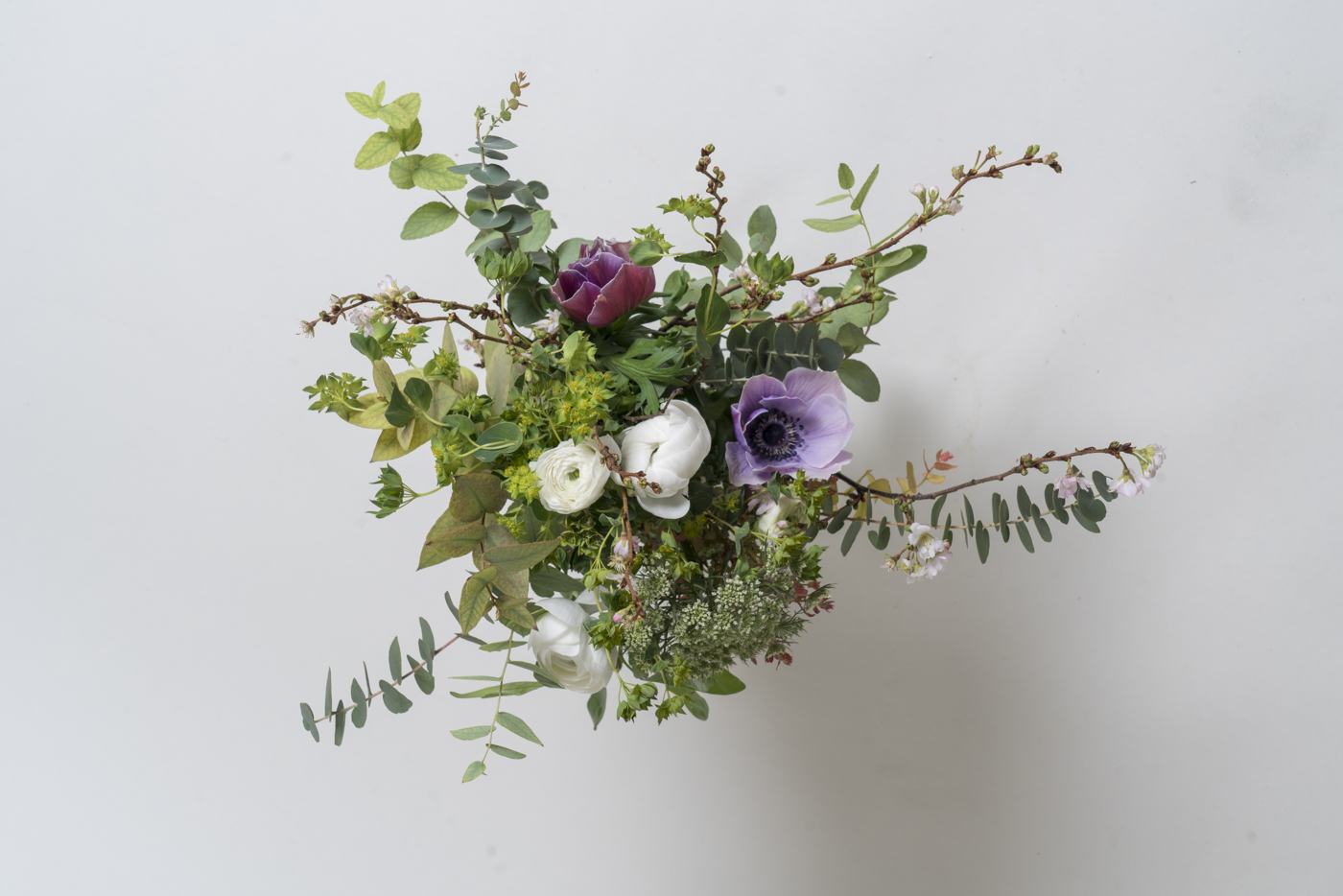 Bouquet d'anémones et d'eucalyptus vu du dessus