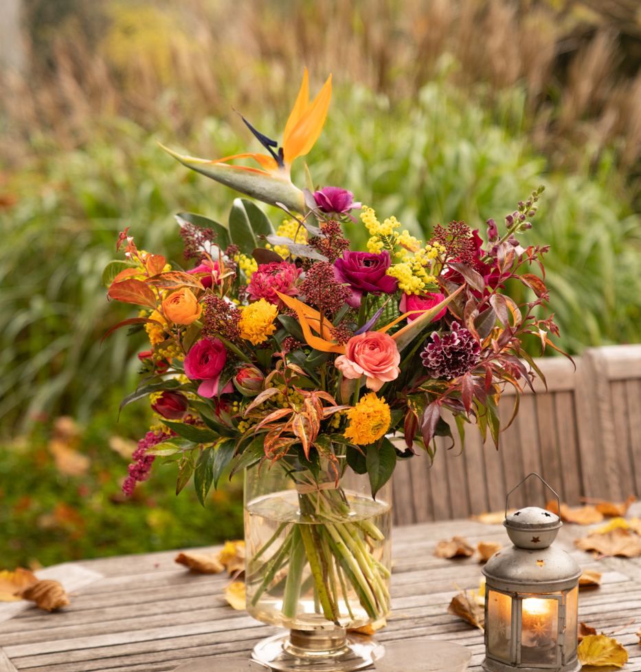 Bouquet aux couleurs d'automne sur une table de terrasse