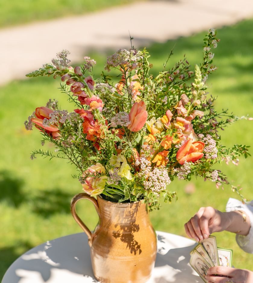 Bouquet de printemps dans un pichet sur une table de jardin